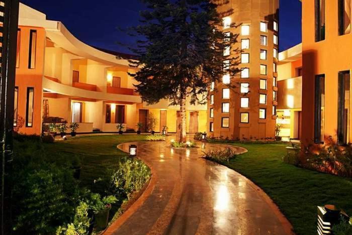 Sahil Sarovar Portico ロナバラ エクステリア 写真