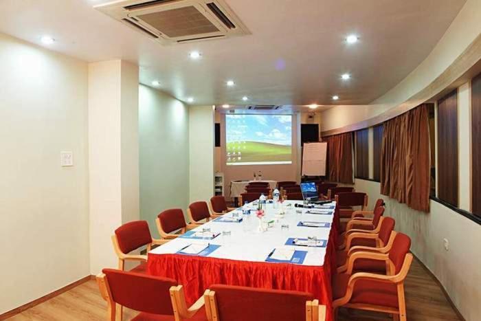 Sahil Sarovar Portico ロナバラ レストラン 写真