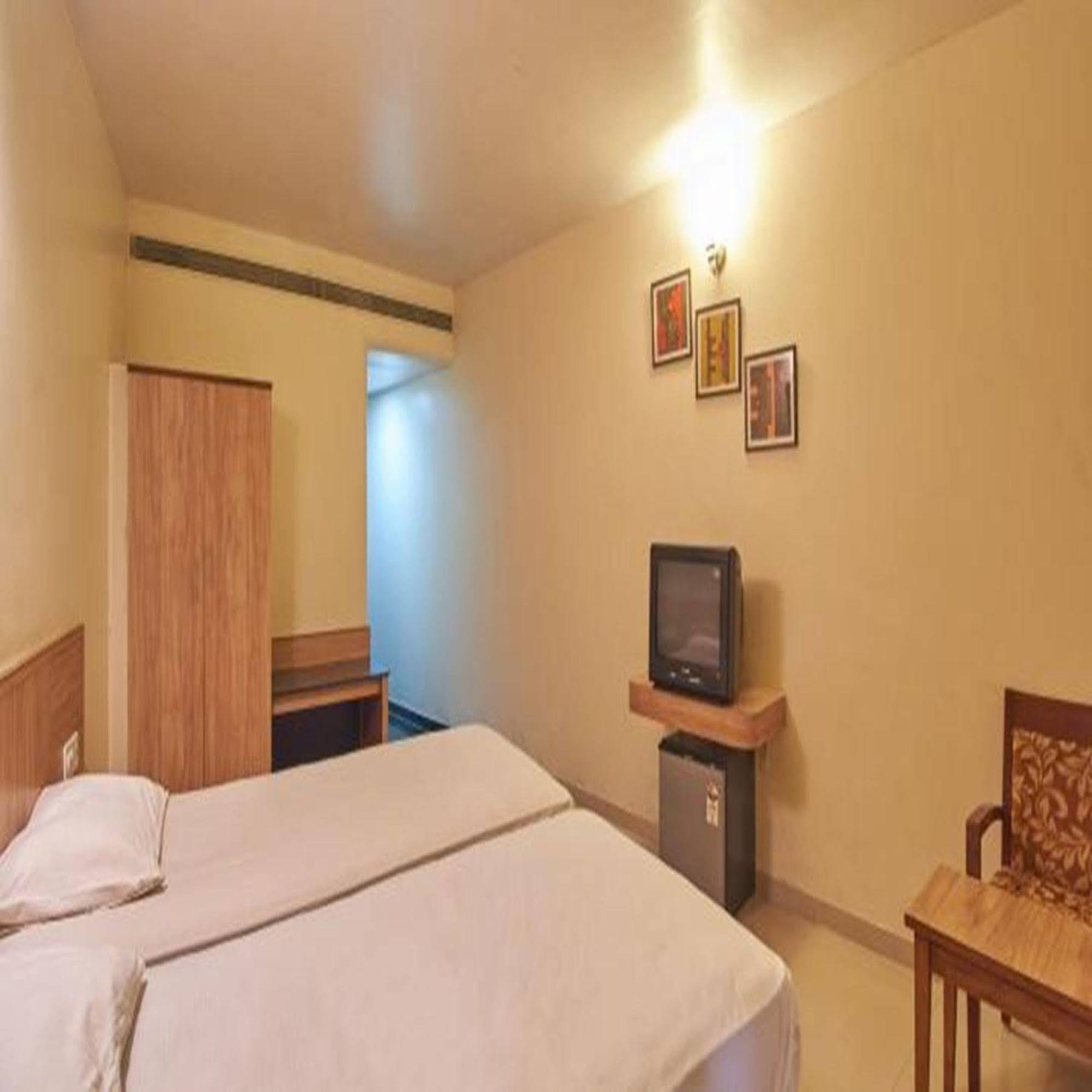 Sahil Sarovar Portico ロナバラ エクステリア 写真