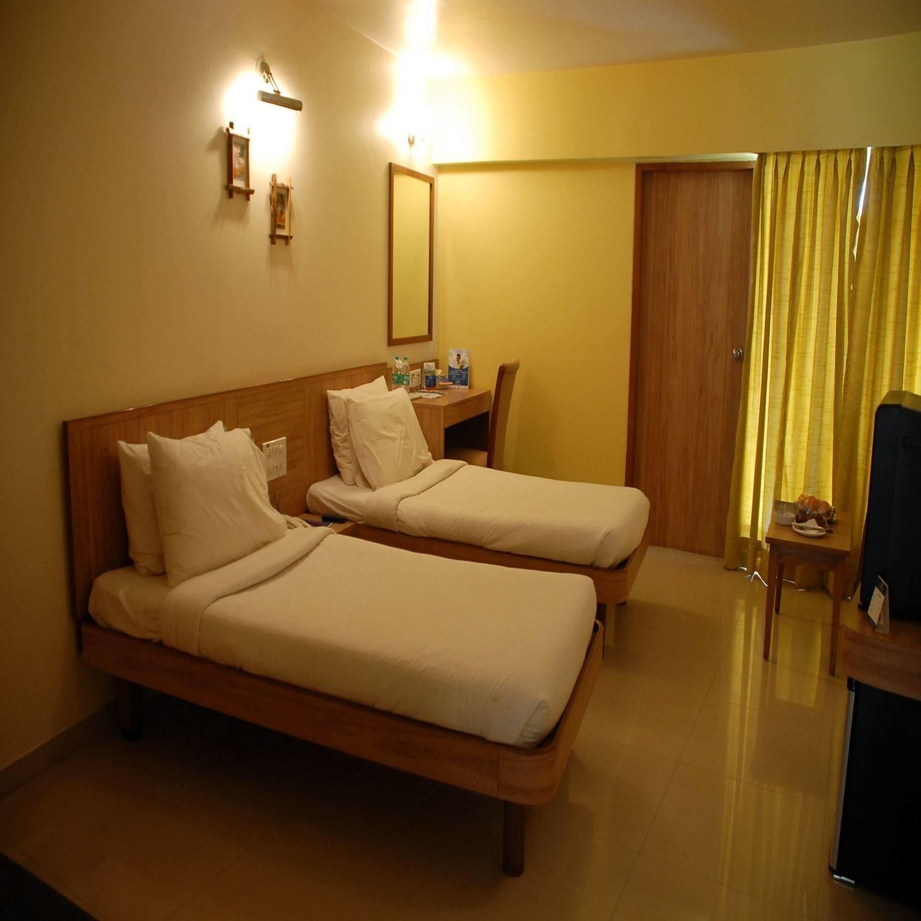 Sahil Sarovar Portico ロナバラ エクステリア 写真