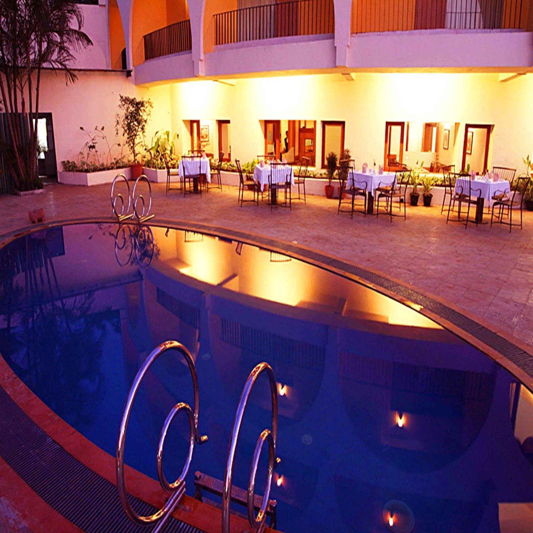Sahil Sarovar Portico ロナバラ エクステリア 写真