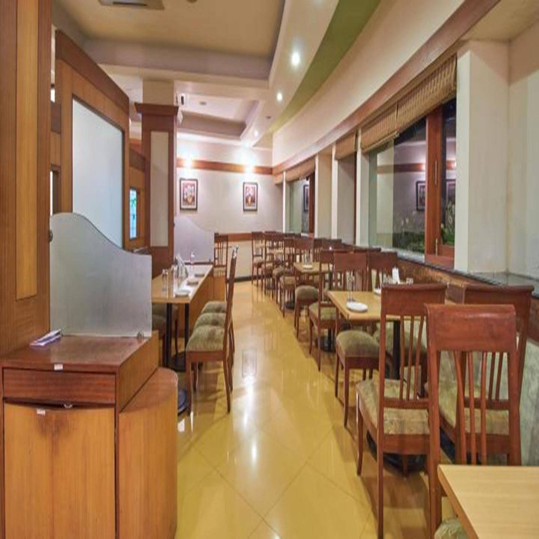 Sahil Sarovar Portico ロナバラ エクステリア 写真
