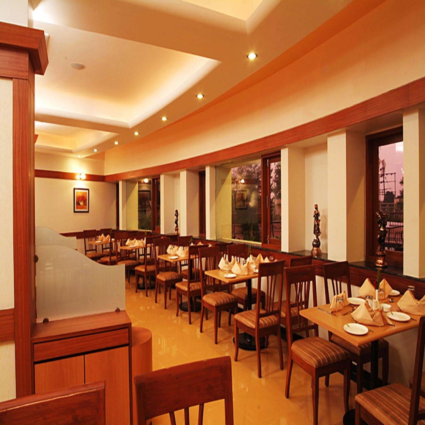 Sahil Sarovar Portico ロナバラ エクステリア 写真